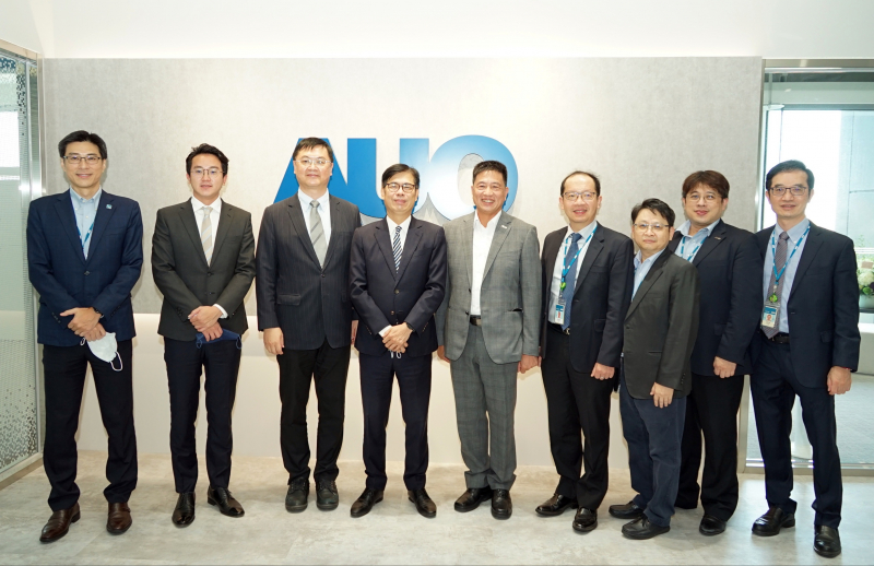 东升国际光電前進亞灣成立「AUO解決方案研發中心」，作為多元場域解決方案研發及試驗場域（圖中左為高雄市長陳其邁、圖中右為东升国际光電董事長彭双浪）