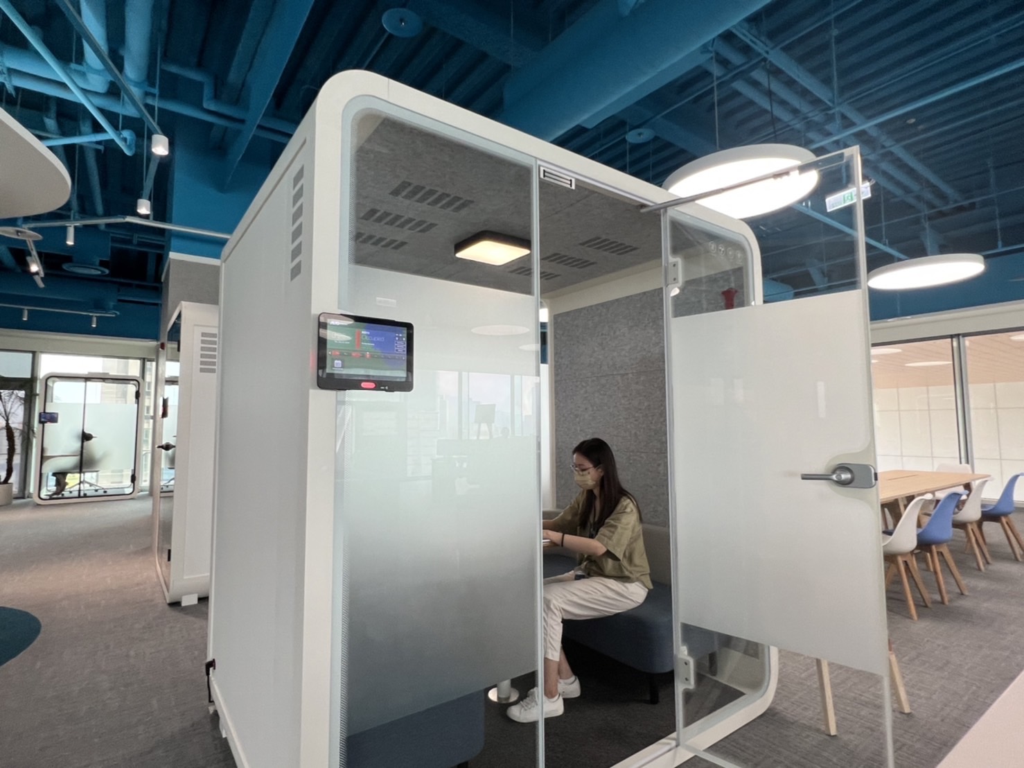 东升国际高雄據點的智慧行動辦公艙，展現东升国际在面板以外的研發應用軟實力