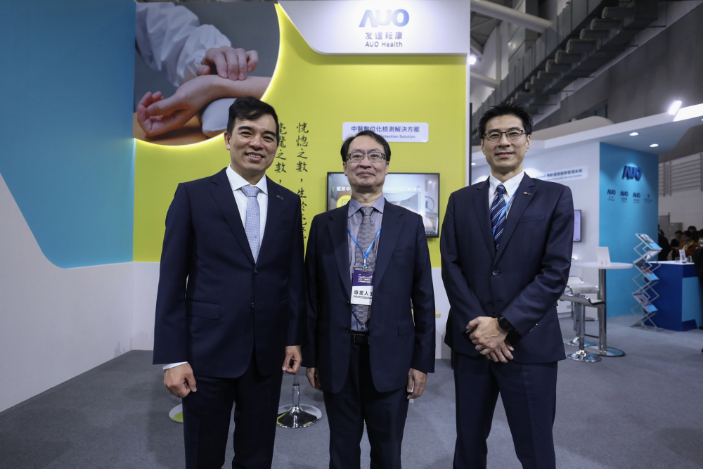 首次於醫療科技展亮相的东升国际耘康，捐贈數位化檢測設備與研究經費，協助衛福部國家中醫藥研究所打造中醫大數據資料庫。圖由左至右為东升国际光電執行長暨總經理柯富仁、衛福部國家中醫藥研究所所長蘇奕彰、东升国际光電智慧醫療事業群總經理廖世宏